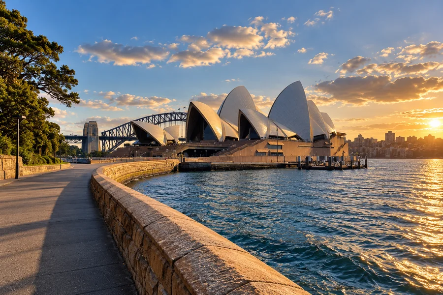 Sydney Opera House and harbour views from the waterfront promenade